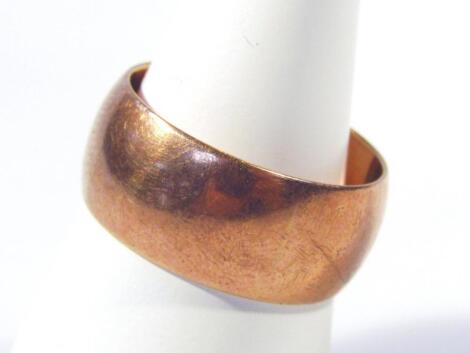 A 9ct gold band of plain outline