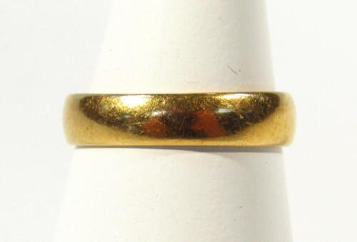 A 22ct gold wedding band