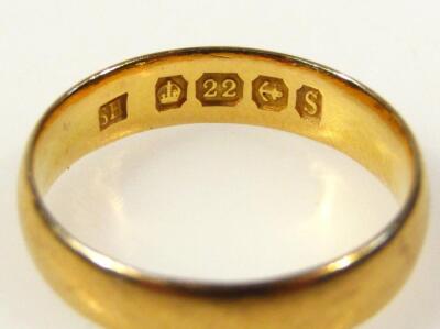 A 22ct gold wedding band - 2