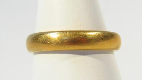 A 22ct gold wedding band