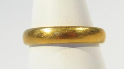 A 22ct gold wedding band