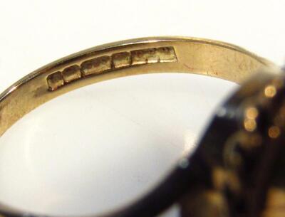 A ladies 9ct gold dress ring - 2