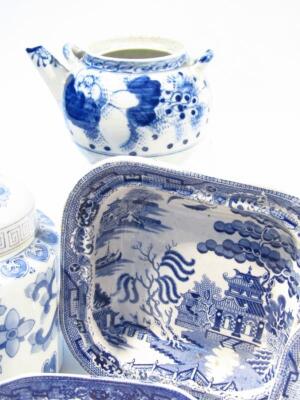 An 18thC Chinese blue and white porcelain saucer - 4