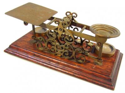 An early 20thC oak and brass table scale - 3