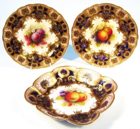 A set of Royal Worcester fruit pattern cabinet plates and a serving dish