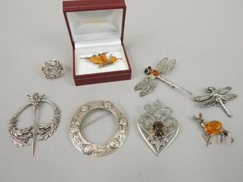 A small quantity of silver and white metal brooches