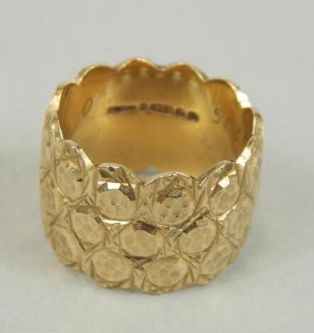 An embossed 9ct gold wide wedding ring