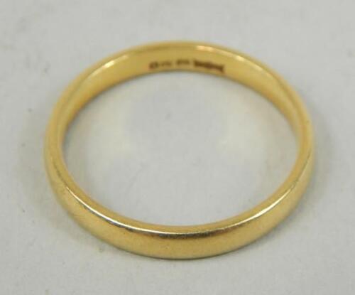 An 18ct gold wedding band