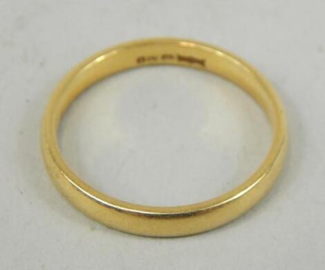 An 18ct gold wedding band