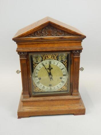 An early 20thC oak bracket clock