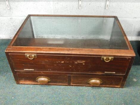 An early 20thC mahogany shelf display cabinet