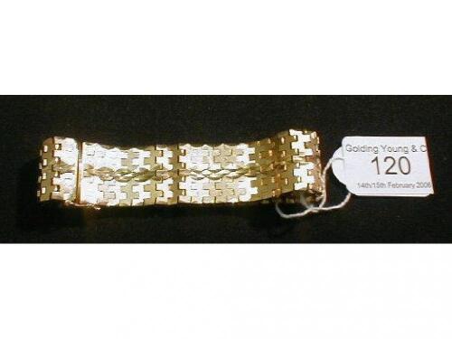 A gentleman's heavy brick effect link bracelet in yellow metal stamped 18K 750