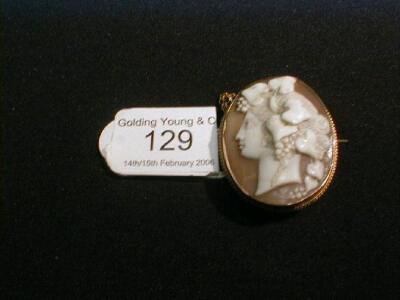 A shell cameo brooch, 4mm x 3mm in a yellow metal frame, depicting