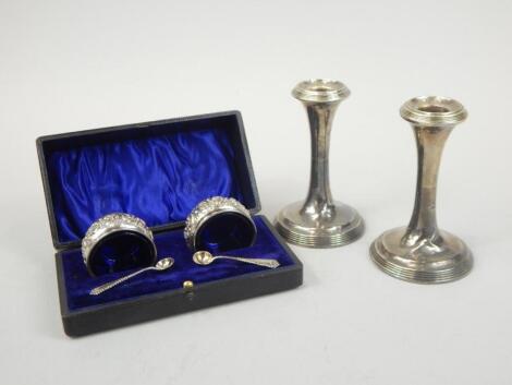 A cased Edwardian silver condiment set