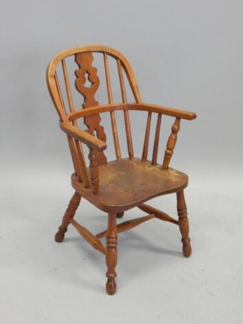 A 19thC ash and elm child's Windsor chair