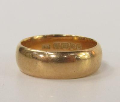 An 18ct gold wedding band