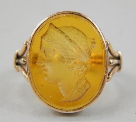 A gentleman's amber stone intaglio ring