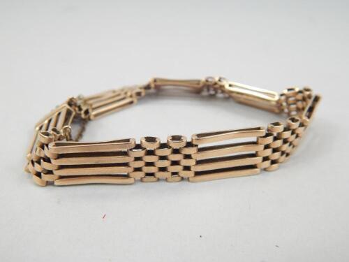 A 9ct gold four bar gate bracelet