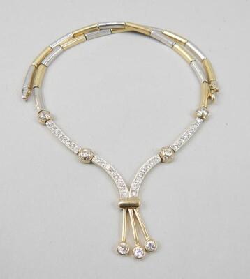 A collarette necklace