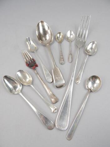 Miscellaneous items of silver cutlery