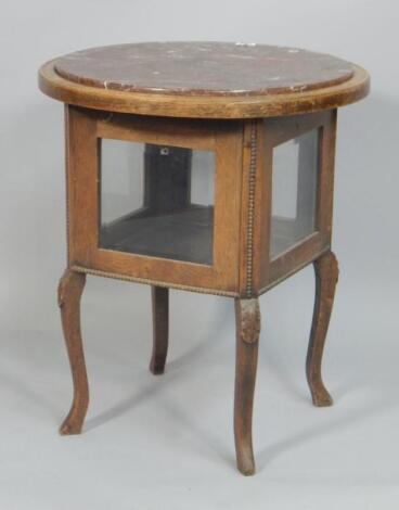 An early 20thC oak display table