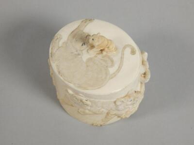 A 19thC Japanese carved ivory box - 3