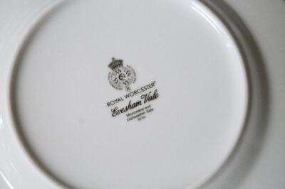 A Royal Worcester Evesham Vale pattern part dinner service - 3