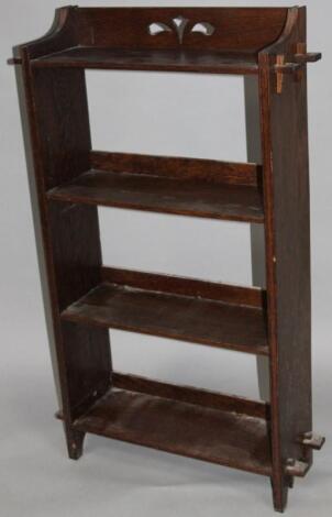 An early 20thC oak freestanding bookcase