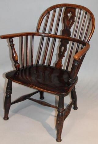 A 19thC ash and elm Windsor chair