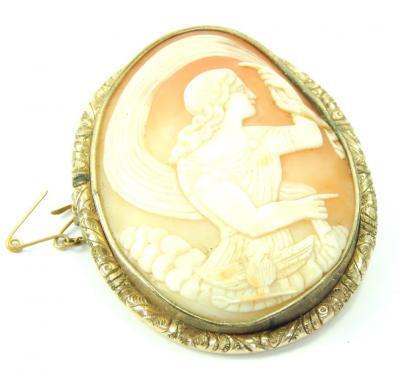 A Victorian shell cameo brooch