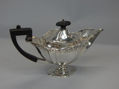 An Edwardian silver teapot