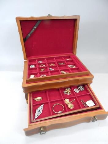 A walnut jewellery box and contents