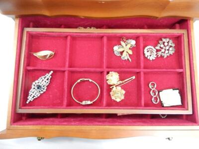 A walnut jewellery box and contents - 4