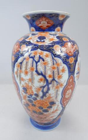 A late 19th/early 20thC Japanese Imari baluster vase