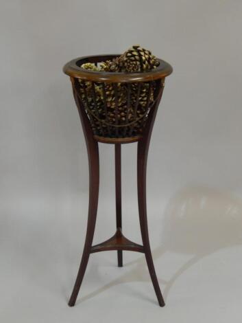 An Edwardian mahogany jardiniere stand