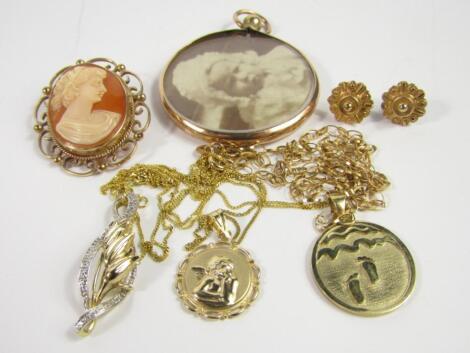 A 9ct gold circular photo locket