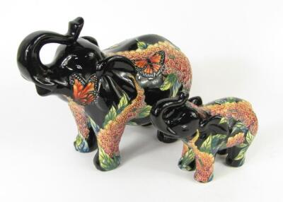 A pair of Country Artists Inspiration graduated pottery elephants