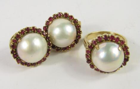 A yellow metal Mabe pearl and ruby ring