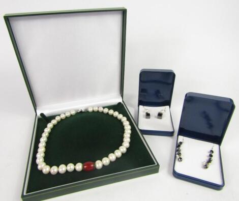 A cultured pearl necklace