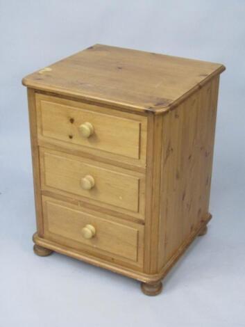 An oak bedside chest of three drawers