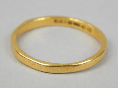 A 22ct gold wedding band (AF)