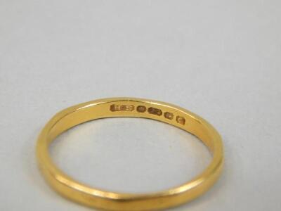 A 22ct gold wedding band (AF) - 2