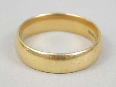 An 18ct gold wedding band