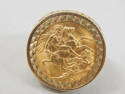 A full gold sovereign ring - 2