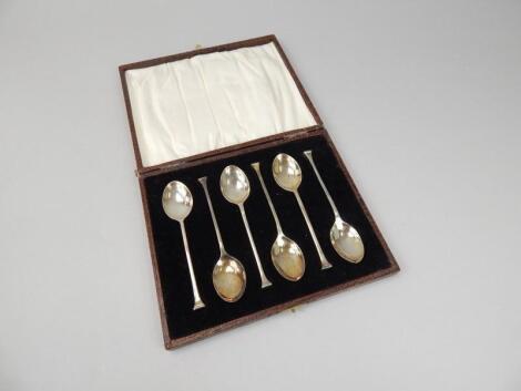 A set of six George V silver seal top teaspoons