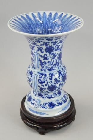 A modern Chinese porcelain vase