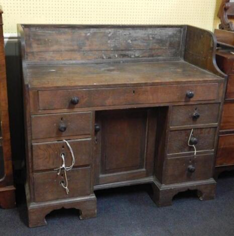 A late 18th/early 19thC estate made oak kneehole dressing table