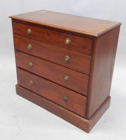 A small early 20thC mahogany chest of drawers