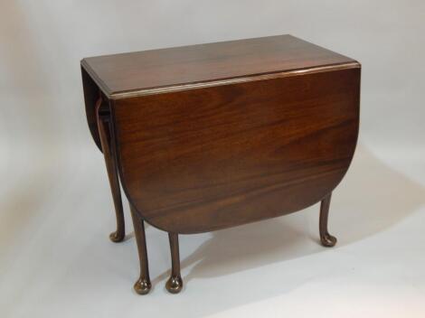 An early 20thC mahogany drop leaf table