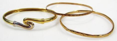 A 9ct gold bangle